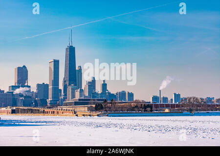 Chicago Skyline avec le lac Michigan gelé après un Vortex polaire Banque D'Images