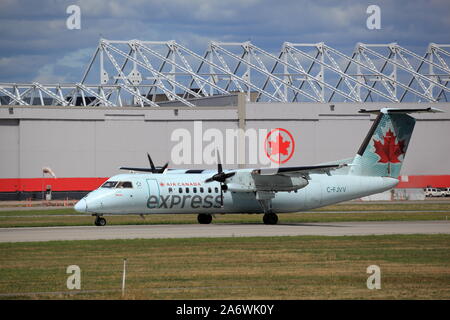 De Havilland Dash 8 C-FJVV au sol d'Air Canada Express par Air Canada hangar à l'Aéroport International de Montréal, Québec, Canada, le 23 août 2019 Banque D'Images