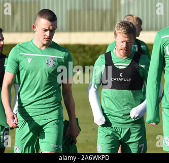 East Lothian, UK. 26Th apr 2019 .L/r Hibernian Trialist Linfield striker Michael O'Connor & Daryl Horgan au cours de formation . Crédit : eric mccowat/Alamy Live News Banque D'Images