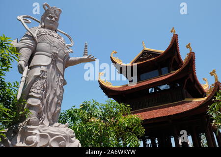 Vietnam Phu Quoc - Ho Quoc Pagoda guardian statue Banque D'Images