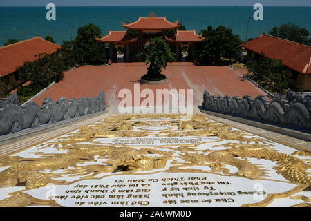 Vietnam Phu Quoc - Ho Quoc Pagoda hall et donnant sur la mer Banque D'Images