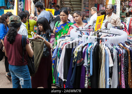 Dans le marché d'acheteurs l'Sarojini Nagar district de Delhi Banque D'Images