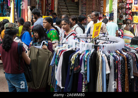 Dans le marché d'acheteurs l'Sarojini Nagar district de Delhi Banque D'Images