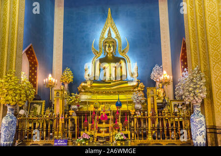 BANGKOK, THAÏLANDE - le 22 décembre 2018 : Phra Puttha Jinnarat, maître-autel avec Bouddha assis de Wat Benchamabophit (Temple de marbre), Bangkok, Thaïlande. Banque D'Images