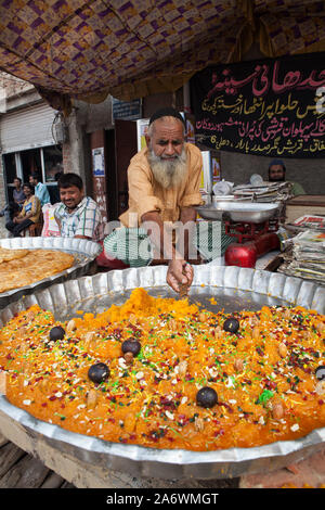 La vente du vendeur halwa (Indian sweet) dans la vieille ville de Delhi Banque D'Images