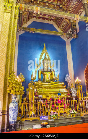 BANGKOK, THAÏLANDE - le 22 décembre 2018 : Phra Puttha Jinnarat, maître-autel avec Bouddha assis de Wat Benchamabophit (Temple de marbre), Bangkok, Thaïlande. Banque D'Images