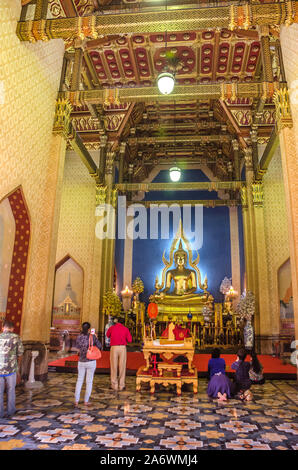 BANGKOK, THAÏLANDE - le 22 décembre 2018 : Phra Puttha Jinnarat, maître-autel avec Bouddha assis de Wat Benchamabophit (Temple de marbre), Bangkok, Thaïlande. Banque D'Images