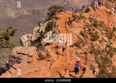 Les randonneurs sur un sentier dans le Grand Canyon grand parmi les falaises et vue panoramique Banque D'Images