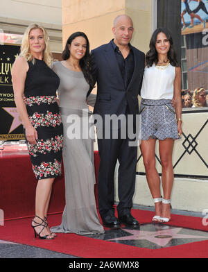 LOS ANGELES, CA. 26 août 2013 : Vin Diesel avec Katee Sakhoff (à gauche), Michelle Rodriguez et Jordana Brewster sur Hollywood Boulevard où il a été honoré avec le 2,504ème étoile sur le Walk of Fame d'Hollwood. © 2013 Paul Smith / Featureflash Banque D'Images