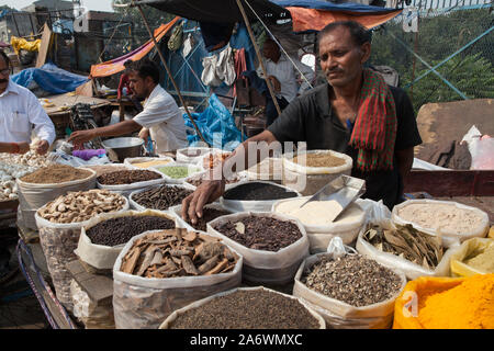 Un vendeur dans le marché aux épices dans la vieille ville de Delhi Banque D'Images