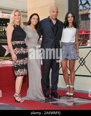 LOS ANGELES, CA. 26 août 2013 : Vin Diesel avec Katee Sakhoff (à gauche), Michelle Rodriguez et Jordana Brewster sur Hollywood Boulevard où il a été honoré avec le 2,504ème étoile sur le Walk of Fame d'Hollwood. © 2013 Paul Smith / Featureflash Banque D'Images