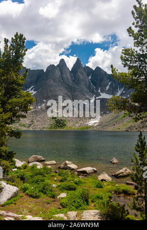 Lac de l'ombre dans la Wind River Range, montagnes dans la forêt nationale de Bridger Teton Sublette, County, Wyoming, USA. Banque D'Images