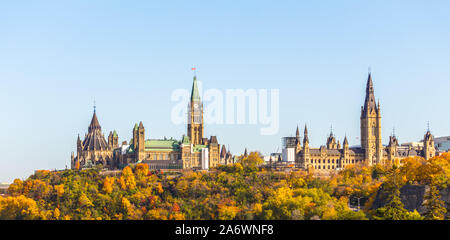 Une vue de la colline du Parlement à Ottawa, le Canada de l'Ouest montre les sites célèbres à ce site historique, y compris la bibliothèque et tour de la paix. Banque D'Images