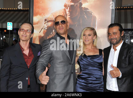 LOS ANGELES, CA. 28 août 2013 : scénariste/réalisateur David Twohy (à gauche) avec Vin Diesel stars, Katee Sackhoff et Jordi Molla lors de la première mondiale de leur film 'Riddick' au Regency Village Theatre, Westwood. © 2013 Paul Smith / Featureflash Banque D'Images