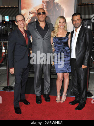 LOS ANGELES, CA. 28 août 2013 : scénariste/réalisateur David Twohy (à gauche) avec Vin Diesel stars, Katee Sackhoff et Jordi Molla lors de la première mondiale de leur film 'Riddick' au Regency Village Theatre, Westwood. © 2013 Paul Smith / Featureflash Banque D'Images