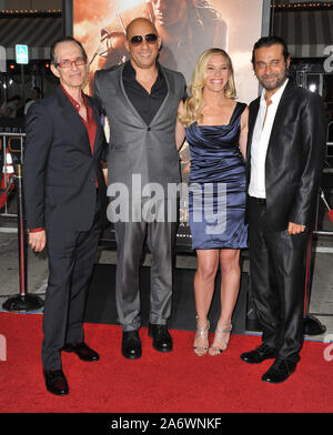 LOS ANGELES, CA. 28 août 2013 : scénariste/réalisateur David Twohy (à gauche) avec Vin Diesel stars, Katee Sackhoff et Jordi Molla lors de la première mondiale de leur film 'Riddick' au Regency Village Theatre, Westwood. © 2013 Paul Smith / Featureflash Banque D'Images