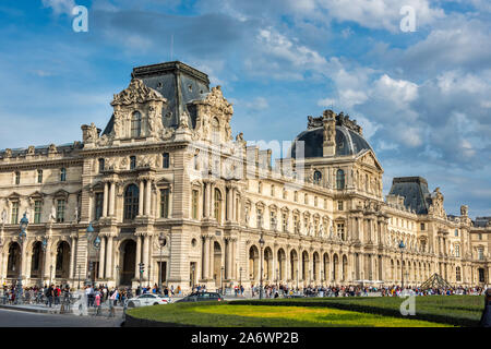 La façade en verre du Louvre avec triangle france grand art museum, le 29 octobre 2019, Paris, France, Europe Voyage Banque D'Images