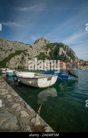 Bateaux sur la rivière Cetina, Brela Banque D'Images