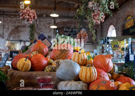 Les citrouilles à la vente à la remise des marchandises, Canterbury, Kent UK farmers market Banque D'Images