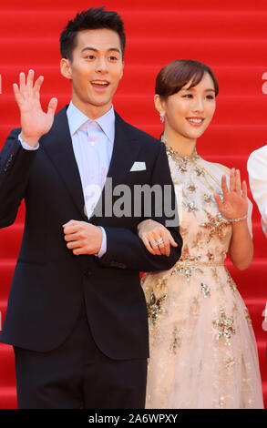 Tokyo, Japon. 28 Oct, 2019. Hong Kong acteur et actrice Kevin Chu (L) et Dada Chan (R) sourire à leur arrivée à la cérémonie d'ouverture du 32e Festival International du Film de Tokyo pour leur film l'Agenda Secret d'une mère d'être' à Tokyo le Lundi, Octobre 28, 2019. 180 derniers films seront projetés au festival d'une semaine. Credit : Yoshio Tsunoda/AFLO/Alamy Live News Banque D'Images
