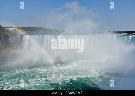 Un arc-en-ciel au-dessus des chutes du Niagara vu du côté canadien en regardant vers les États-Unis, Niagara Falls, Ontario, Canada Banque D'Images