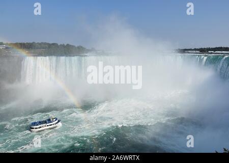 Un arc-en-ciel au-dessus des chutes du Niagara vu du côté canadien en regardant vers les États-Unis, Niagara Falls, Ontario, Canada Banque D'Images