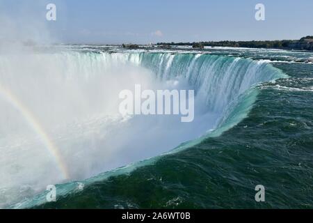 Un arc-en-ciel au-dessus des chutes du Niagara vu du côté canadien en regardant vers les États-Unis, Niagara Falls, Ontario, Canada Banque D'Images