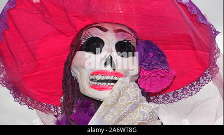 Catrina Calaveras avec fantaisie hat affichée à un événement le Jour des Morts. Banque D'Images
