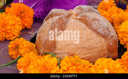 Pan de muerto, un pain sucré spécial pour la Mexicaine Célébration de fête des morts (dia de los muertos) Banque D'Images