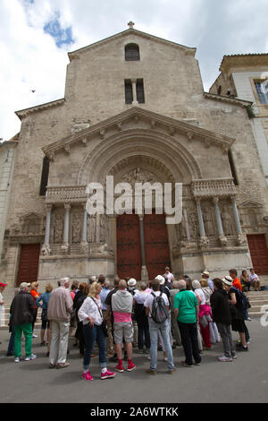 Un groupe de touristes en face de l'Église St Trophime, Arles, Bouches du Rhone, Provence, France Banque D'Images