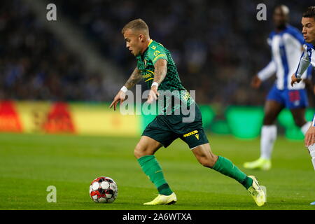 Porto, Portugal. 27 Oct, 2019. Guga (Famalicão) Football/soccer : Portugal 'Liga N' match entre FC Porto FC Famalicão 3-0 à l'Estadio faire Doragao à Porto, Portugal . Credit : Mutsu Kawamori/AFLO/Alamy Live News Banque D'Images