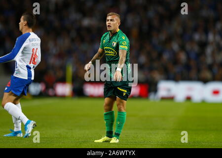 Porto, Portugal. 27 Oct, 2019. Guga (Famalicão) Football/soccer : Portugal 'Liga N' match entre FC Porto FC Famalicão 3-0 à l'Estadio faire Doragao à Porto, Portugal . Credit : Mutsu Kawamori/AFLO/Alamy Live News Banque D'Images