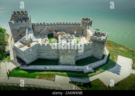 Vue panoramique aérienne du château récemment restauré, l'ancien bastion turc Ram sur la rive du Danube en Serbie l'ex-Yougoslavie Banque D'Images