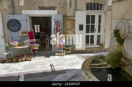 Biens à vendre à l'extérieur d'une boutique dans le village de LOURMARIN en Luberon, Provence, France, et une fontaine. Banque D'Images