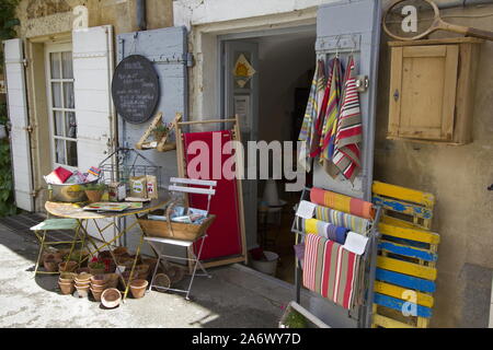 Biens à vendre à l'extérieur d'une boutique dans le village de LOURMARIN en Luberon, Provence, France Banque D'Images