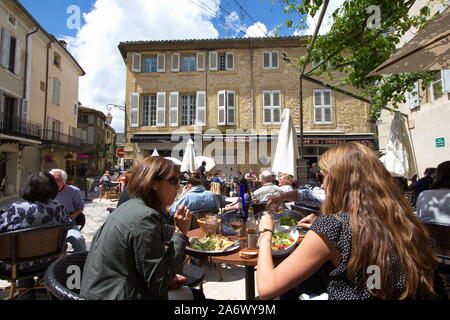 Les personnes bénéficiant de dimanche midi dans le village de LOURMARIN en Luberon, Provence, France Banque D'Images