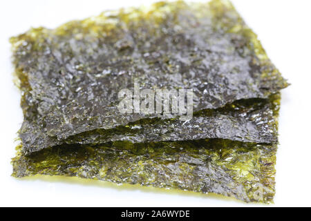 Algues Nori snack asiatique Cuisine asiatique croustillant du riz à sushi en fond blanc - Image Banque D'Images