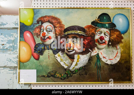 Thorp, Washington / USA - 12 août 2018 : Vintage Classic clown figurines et peintures dans une boutique d'antiquités et de fruits se tiennent près de Ellensburg, WA. Banque D'Images