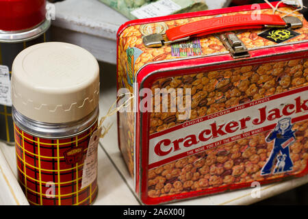 Thorp, Washington / USA - 12 août 2018 : Vintage Cracker Jack lunch box et thermos à vendre à un antiquaire et stand de fruits près de Worcester. Banque D'Images