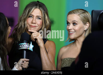 New York, USA. 28 Oct, 2019. L'actrice Jennifer Aniston (L) et Reese Witherspoon parle avec les médias à l'Apple TV, "le Matin Show' Première mondiale à David Geffen Hall au Lincoln Center le 28 octobre 2019 dans la ville de New York. Photo de Peter Foley/UPI UPI : Crédit/Alamy Live News Banque D'Images