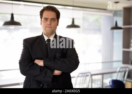 Portrait d'homme d'affaires iranien de détente à la maison Banque D'Images