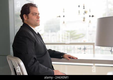 Portrait d'homme d'affaires iranien de détente à la maison Banque D'Images