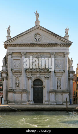 L'église San Stae a été fondée au 11ème siècle et reconstruit au 17e siècle, sur le Grand Canal de Venise Banque D'Images