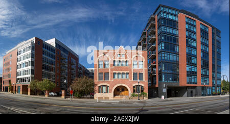 Vue panoramique montrant l'Ida 1890 Dorsey Sporting House entre deux ensembles d'habitation du 21e siècle dans le centre-ville de Minneapolis, Minnesota Banque D'Images