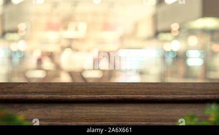 Étape vide de table en bois sombre stand alimentaire avec blur coffee shop dans la lumière d'arrière-plan flou.Des maquettes pour l'affichage ou un montage de produit,bannière pour Banque D'Images