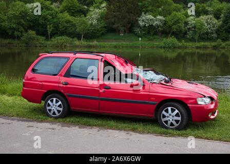 Voiture en panne avec toit effondré Banque D'Images