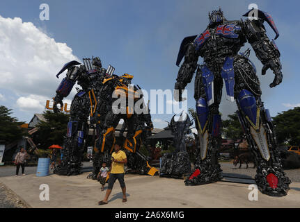 Angthong, Thaïlande. 26Th Oct, 2019. Les gens visiter Ban Hun Lek, un atelier de ferronnerie réputé pour statues géantes de transformateurs, Hulk et autres icônes pop, dans la province de Thai central Angthong au nord de Bangkok. Chaiwat Subprasom Crédit : SOPA/Images/ZUMA/Alamy Fil Live News Banque D'Images