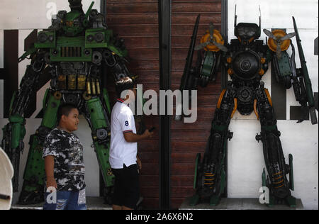 Angthong, Thaïlande. 26Th Oct, 2019. Les gens visiter Ban Hun Lek, un atelier de ferronnerie réputé pour statues géantes de transformateurs, Hulk et autres icônes pop, dans la province de Thai central Angthong au nord de Bangkok. Chaiwat Subprasom Crédit : SOPA/Images/ZUMA/Alamy Fil Live News Banque D'Images