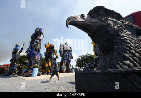 Angthong, Thaïlande. 26Th Oct, 2019. Interdiction des visites d'un homme, un hun Lek tolerie shop réputé pour statues géantes de transformateurs, Hulk et autres icônes pop, dans la province de Thai central Angthong au nord de Bangkok. Chaiwat Subprasom Crédit : SOPA/Images/ZUMA/Alamy Fil Live News Banque D'Images
