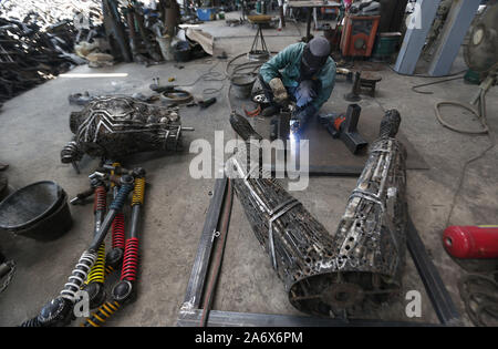 Angthong, Thaïlande. 26Th Oct, 2019. Un métallier vu soudure d'une statue de Transformers à Ban Hun Lek, un atelier de ferronnerie réputé pour statues géantes de transformateurs, Hulk et autres icônes pop, dans la province de Thai central Angthong. Chaiwat Subprasom Crédit : SOPA/Images/ZUMA/Alamy Fil Live News Banque D'Images